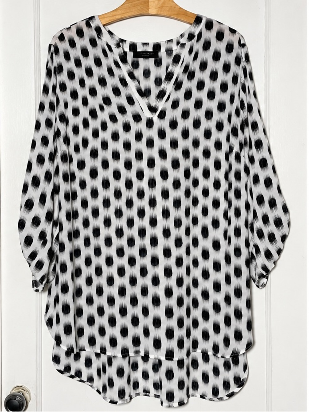 T Tahari Woman Size 1X NWOT Black White Ikat Polka Dot Tab Sleeve Tunic Blouse